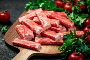 Frais Crabe Viande sur une Coupe planche avec persil et tomates. photo