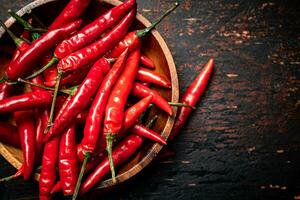 en bois assiette avec chaud le Chili poivrons. photo