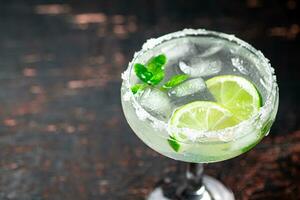 Margarita avec menthe et la glace cubes. photo