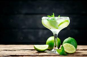 Margarita avec menthe et citron vert feuilles. photo