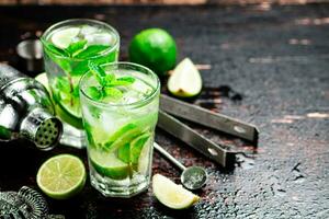 Mojito avec citron vert et menthe. photo