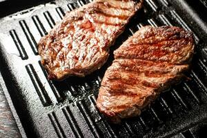 aromatique grillé steak dans une friture poêle. photo