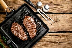 grillé steak dans une friture poêle. photo