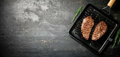 délicieux grillé steak dans une friture poêle. photo