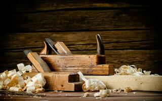 travail outil. raboteuse avec en bois copeaux. photo