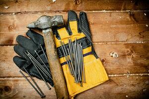 ongles avec marteau et gants. photo