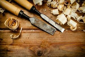 ciseaux avec bois frites sur le tableau. photo