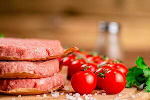 brut Burger avec Frais tomates. photo