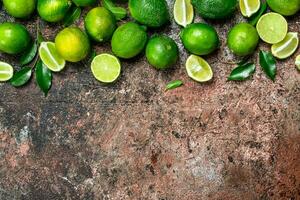 pièces de mûr citron vert et une entier Frais chaux. photo