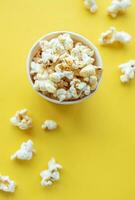 seau de pop-corn sur fond jaune photo