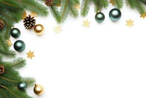 Noël Cadre de pin et Noël décorations sur blanc Contexte photo