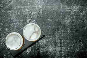 deux des lunettes de Bière sur une Coaster. photo