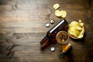 Bière et frites dans le bol. photo