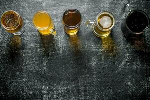 Bière dans différent lunettes. photo