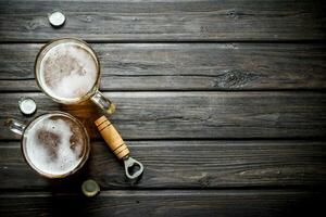 Bière des tasses et ouvreur. photo