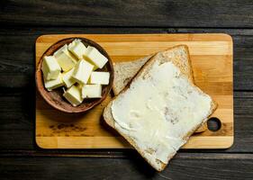 grillé pain et beurre sur le planche. photo