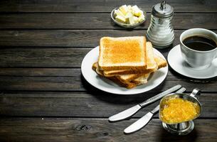 petit déjeuner. grillé pain avec beurre et aromatique café. photo