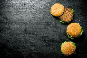 des hamburgers avec du boeuf et des légumes. photo