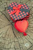 forme de coeur de boîte-cadeau sur tronc de bois