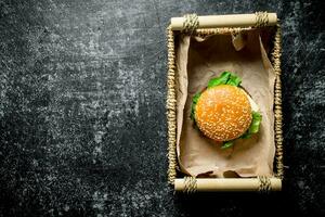 un Burger dans le panier. photo