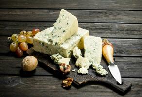 bleu fromage avec noix et les raisins. photo