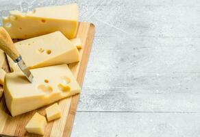 Frais fromage sur le couper planche. photo