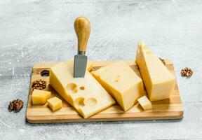 fromage avec noix sur le couper planche. photo