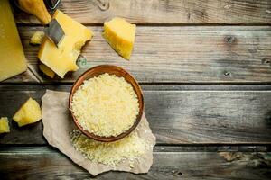 râpé Parmesan fromage dans bol. photo