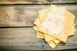 mince tranches de fromage. photo