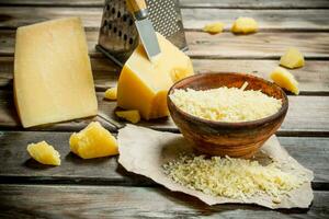 râpé Parmesan fromage dans bol. photo