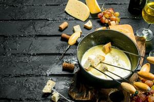 délicieux fondue fromage avec blanc du vin. photo