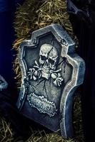 crâne effrayant de symbole d'halloween sur la pierre tombale photo