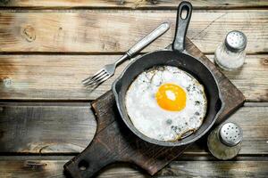 frit Oeuf dans une la poêle avec sel et poivre. photo