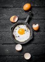 œuf au plat dans une poêle. photo