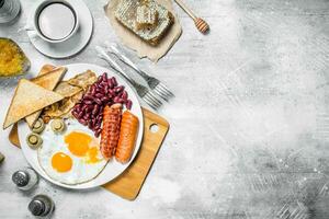 Anglais petit déjeuner. une variété de collations avec aromatique café . photo