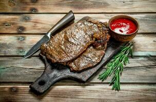 grillé du boeuf steak avec sauce. photo