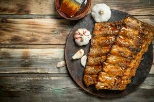 grillé travers de porc avec tomate sauce et Ail. photo