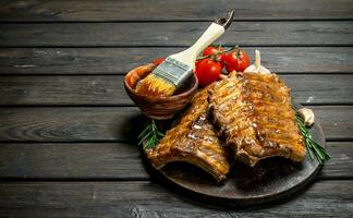 grillé travers de porc avec sauce, herbes et épices. photo