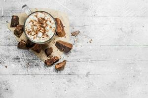 chaud Chocolat avec morceaux de amer Chocolat et guimauves. photo