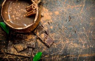 tasse de chaud Chocolat avec cannelle des bâtons. photo