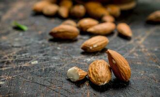 amandes avec feuilles. photo