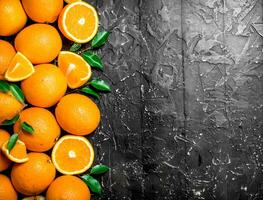 pièces de des oranges avec feuilles. photo