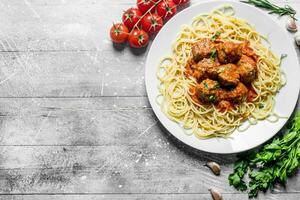 spaghetti et Viande des balles avec persil et tomates. photo