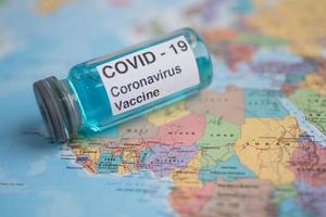 vaccin contre le coronavirus covid-19 sur la carte de l'afrique, photo