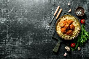 spaghetti et Viande des balles dans la poêle avec épices, herbes et tomates. photo