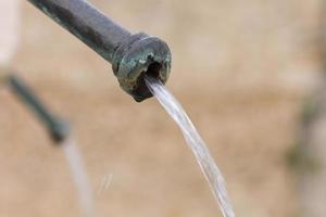 eau sortant d'une fontaine en fer photo