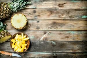 pièces de mûr ananas dans une bol. photo