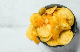 Patate frites dans le bol . photo