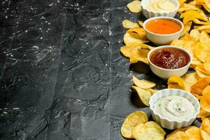 Patate frites avec différent sauces. photo