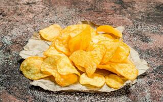 Patate frites sur vieux papier. photo